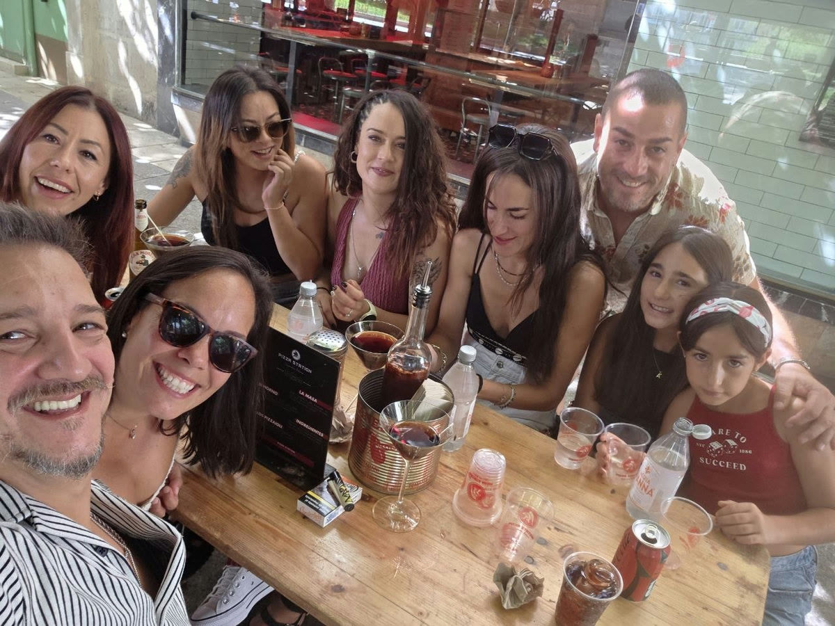 Geno rodeada de sus amigos en una comida de despedida en Burgos